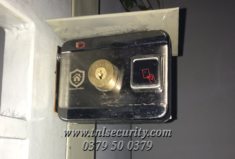 co-nen-su-dung-khoa-dien-tu-van-tay-khoa-the-tu-cho-nha